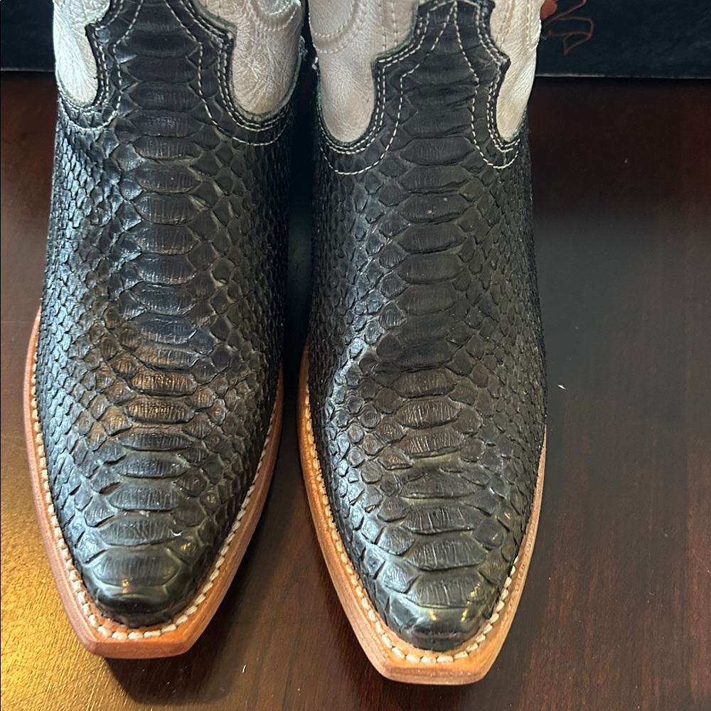 Freebird women’s 8 Warwick Olive python multi. Ne… - image 7